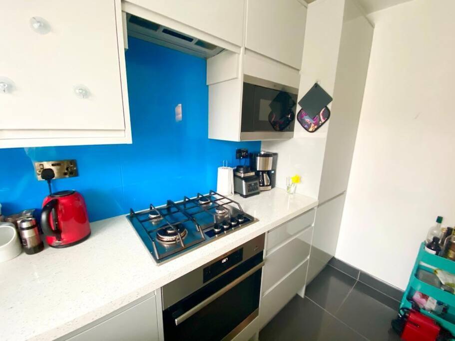 Appartamento Charming 2-Bed Flat Near Islington Station Londra Esterno foto