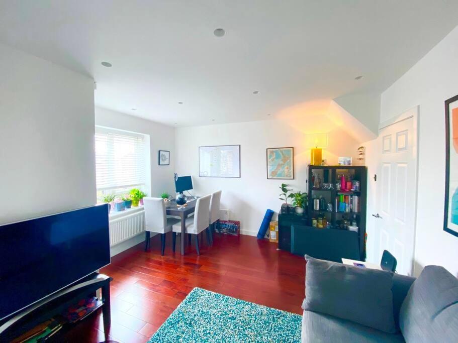 Appartamento Charming 2-Bed Flat Near Islington Station Londra Esterno foto